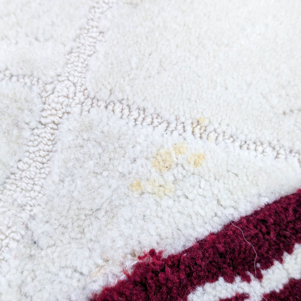Detailed view of the Safavieh rug's soft, resilient synthetic yarns.