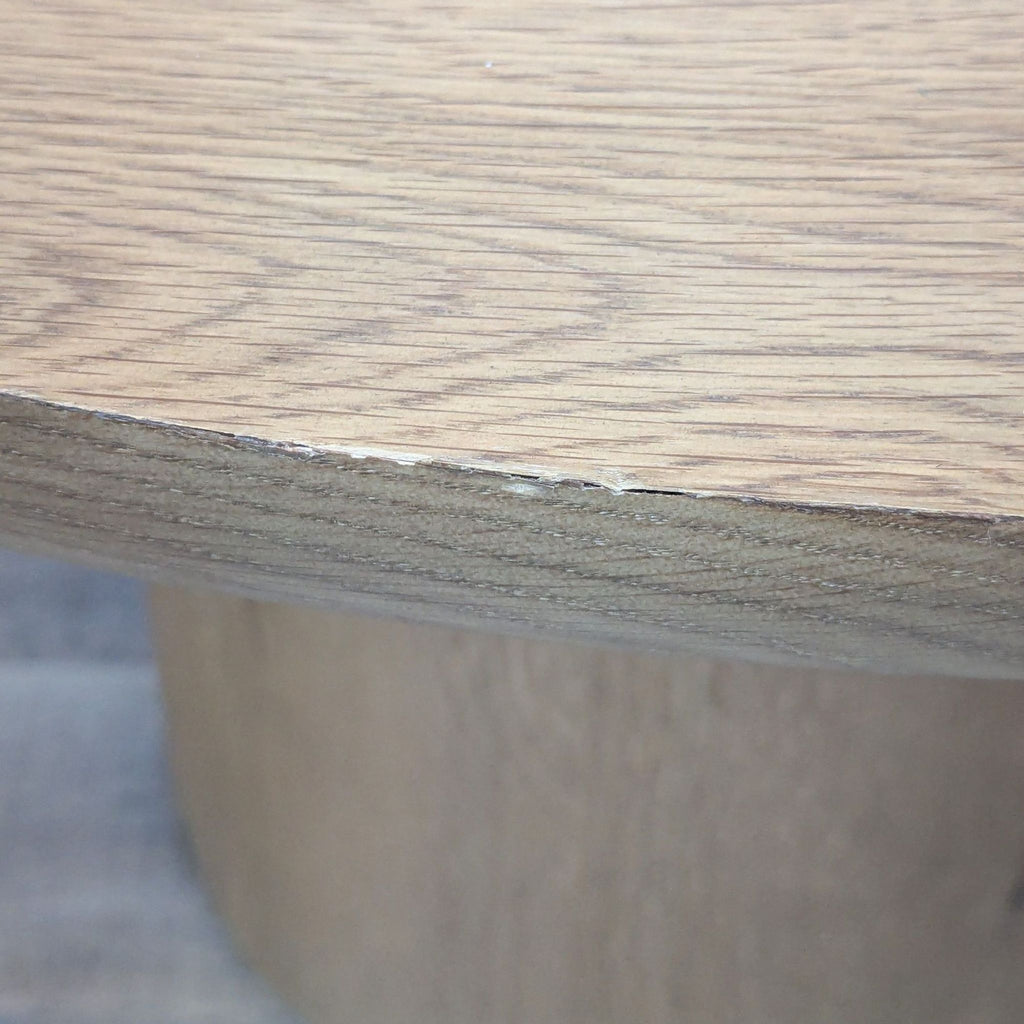 Detailed edge view of the oak table, highlighting the craftsmanship and finishing.