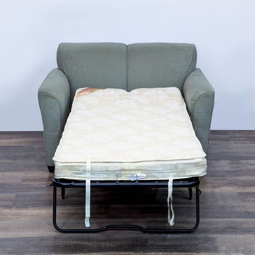 Pull-out twin mattress with firm cushioning from England La-Z-Boy.