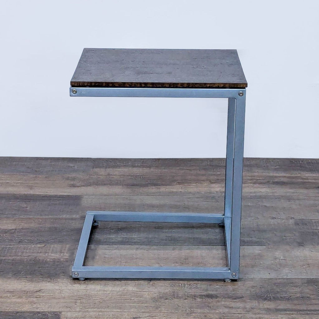 Reperch side table with a sleek metal frame and wooden top, perfect for modern interiors.