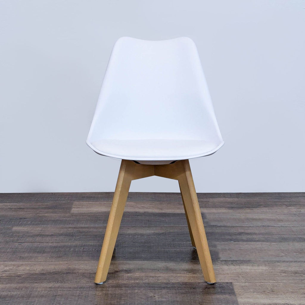 Front view of a white padded chair with wood legs from Reperch.