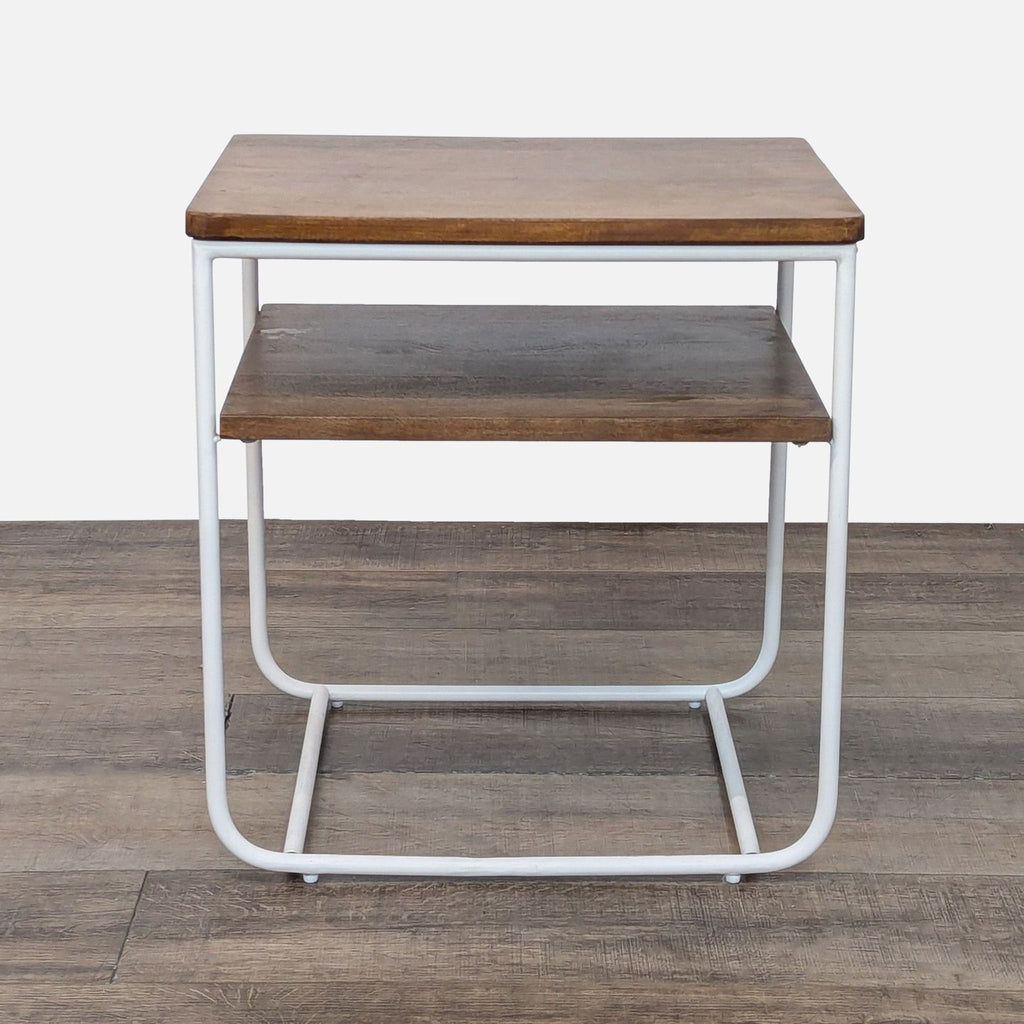 Square end table with two mango wood levels and a metal structure.