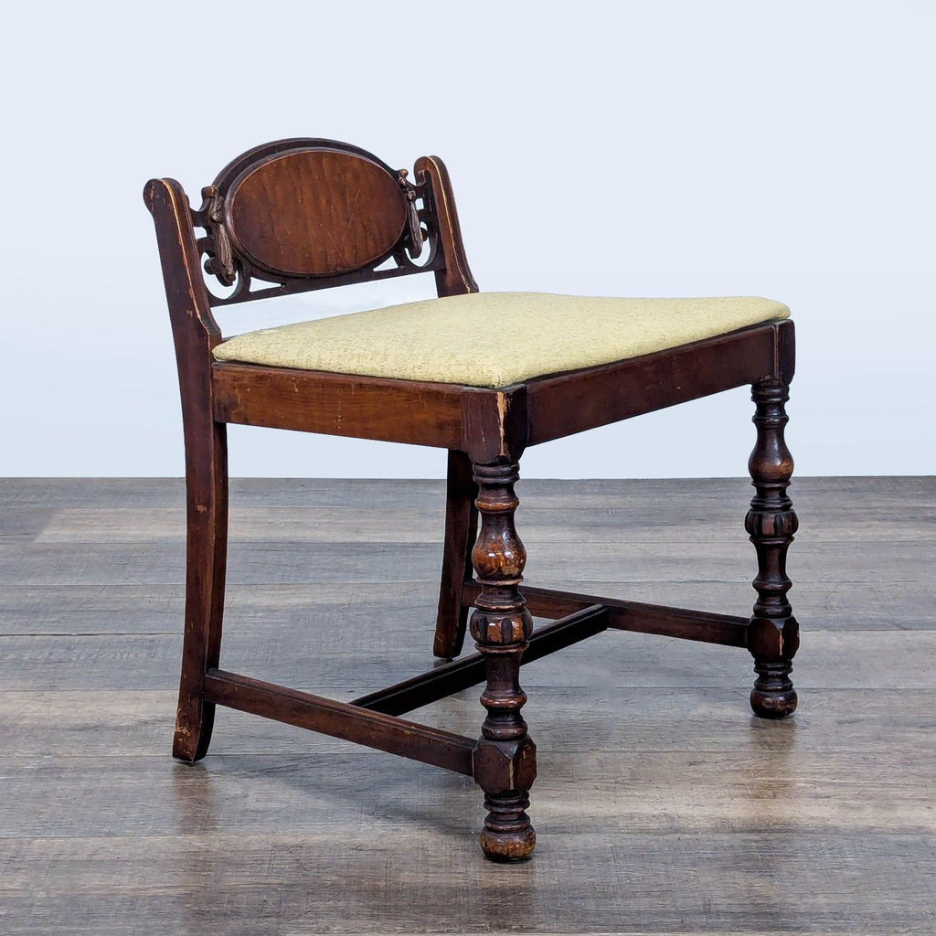 2. Side angle of a Reperch bench showing detailed woodwork, oval backrest, and cushioned seat in beige fabric.