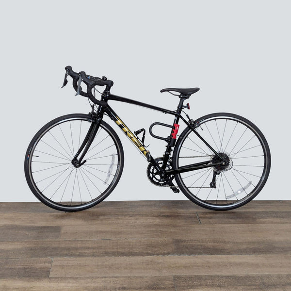 1. Trek FX 2 fitness and commuter bike with lightweight aluminum frame, perfect for city rides and outdoor exercise.