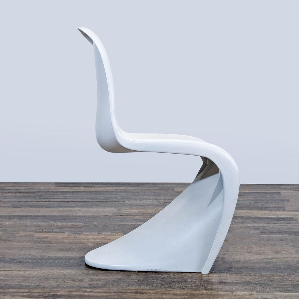 Side profile of the Reperch Panton Dining Chair, highlighting its classic, cantilevered modernist design.