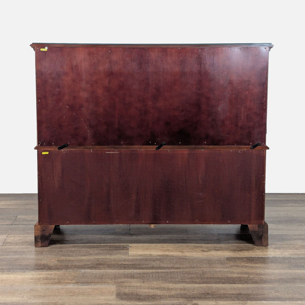 Dresser is fully functional and spacious.
Please donate if you can or sell it