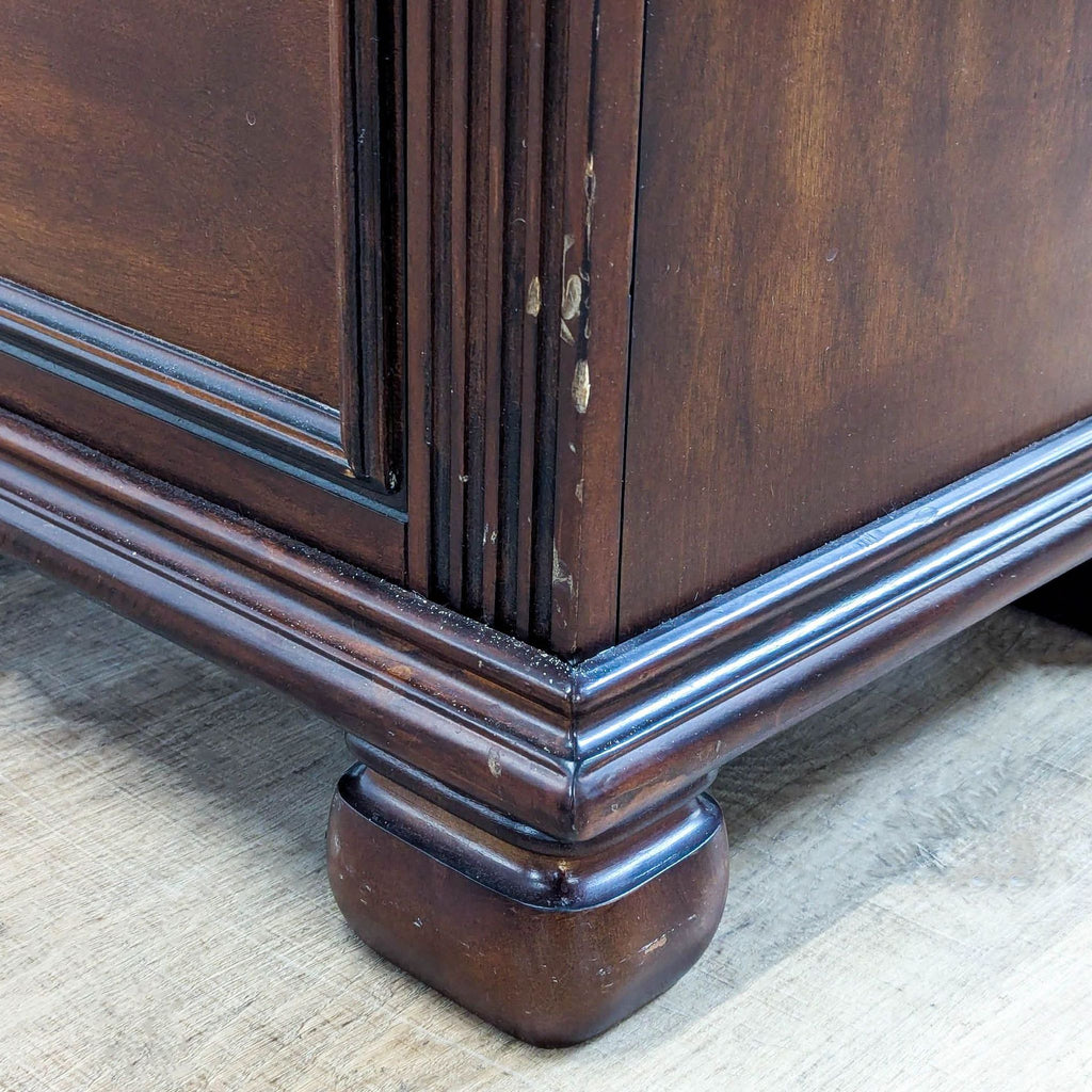 Ashley Furniture Leahlyn Traditional 7-Drawer Dresser