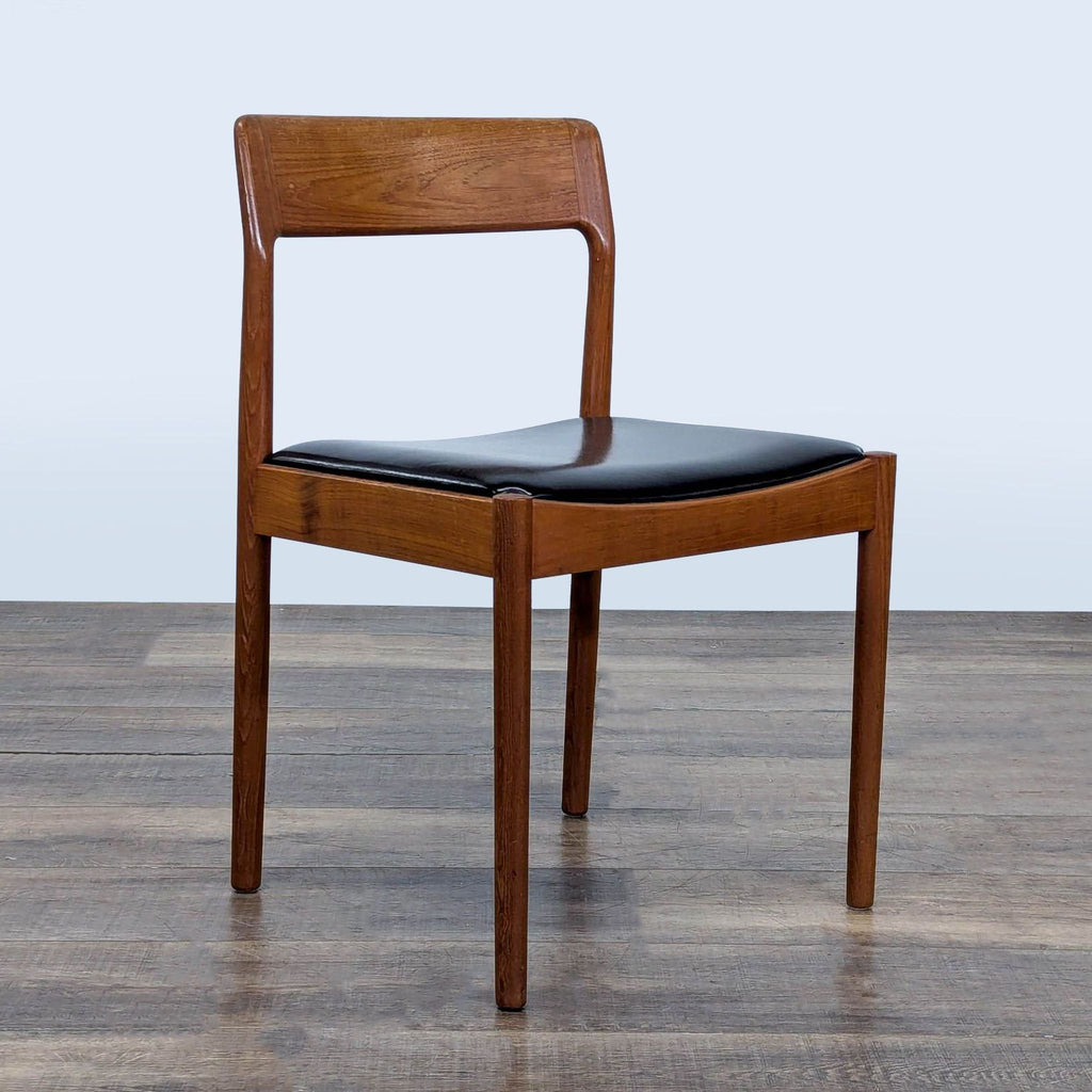 Side angle of a Scandinavian teak dining chair with black simili leather seat, 1960s Reperch.