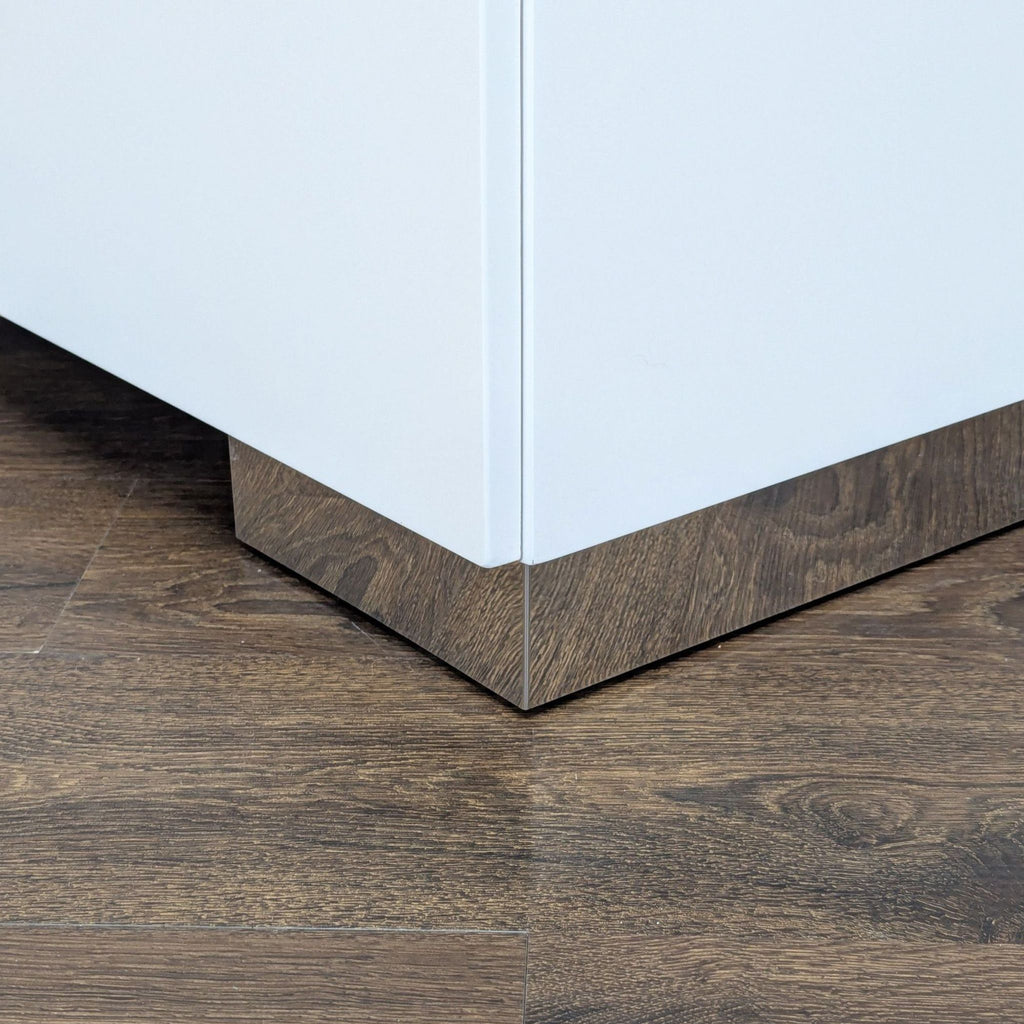 Coaster Felicity Modern 5-Drawer White Chest with Chrome Handles