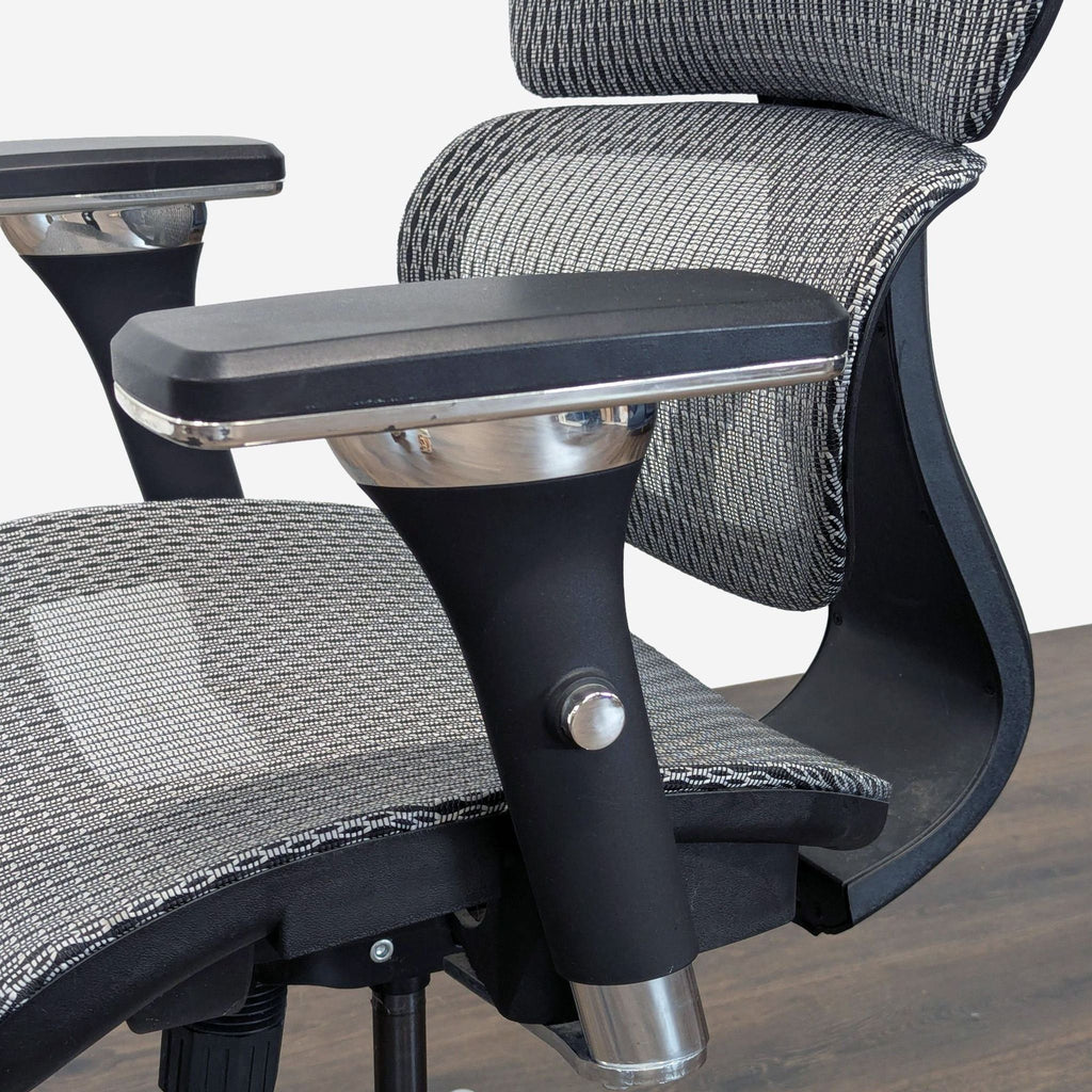 2. Close-up of the Reperch chair’s padded mesh armrest, seat, and supportive back contour detail.