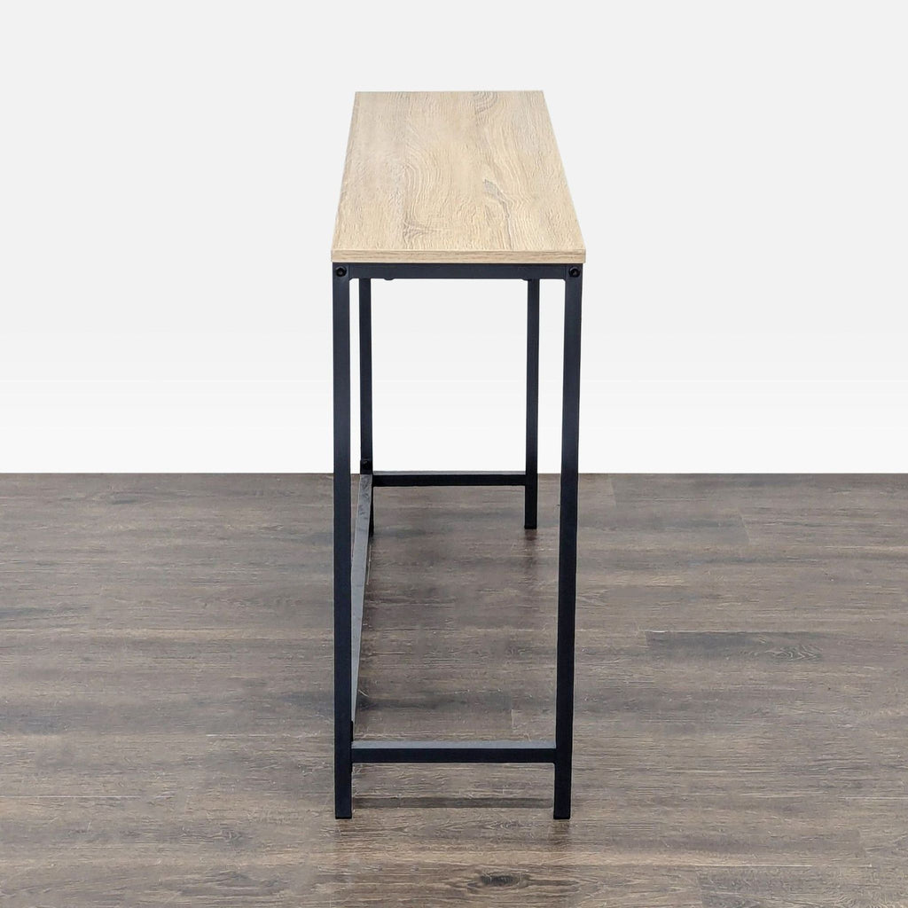 Console table in industrial style by Sauder, combining a mango wood surface with a durable metal frame.