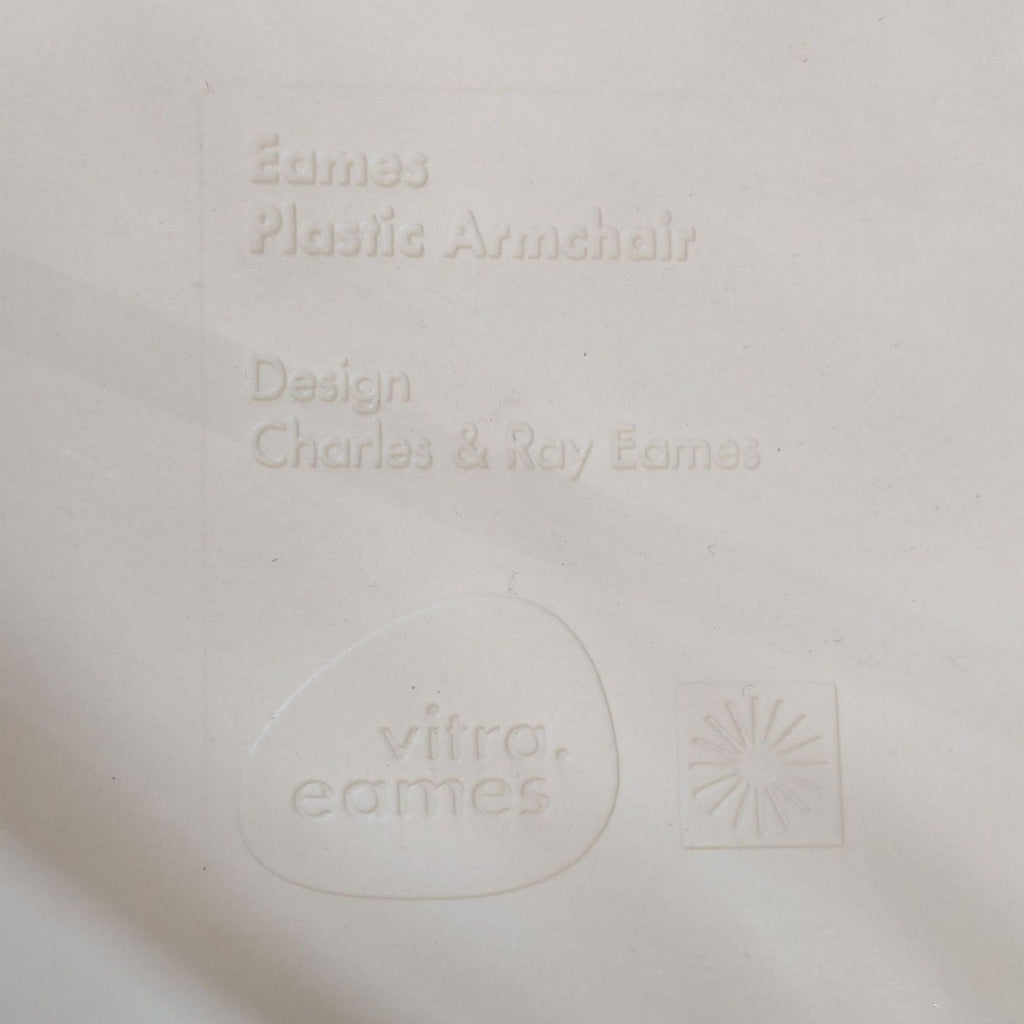 Eames Eolo Modern White Dining Set with Oval Table and 4 Eiffel Chairs
