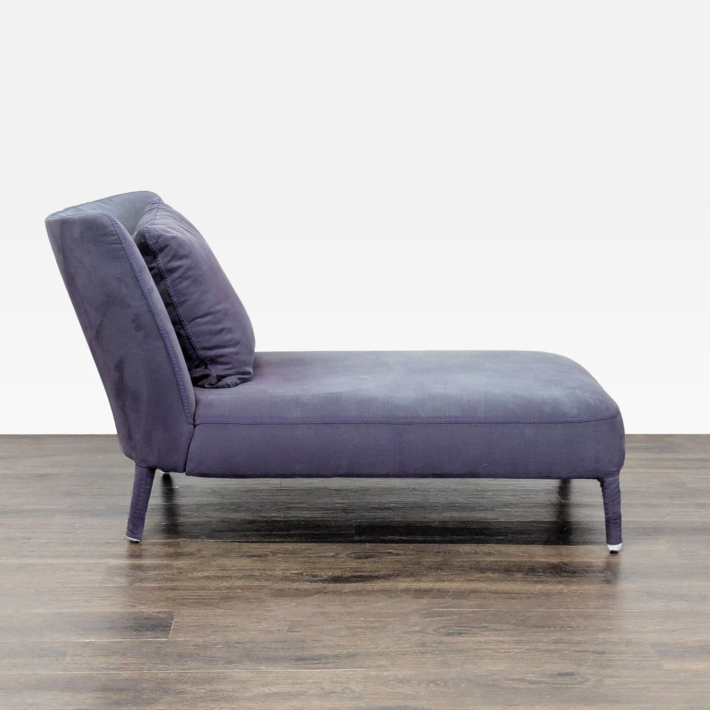 Elegant Maxalto Febo chaise in Lounge category, designed by Antonio Citterio, with quality upholstery and contemporary style.