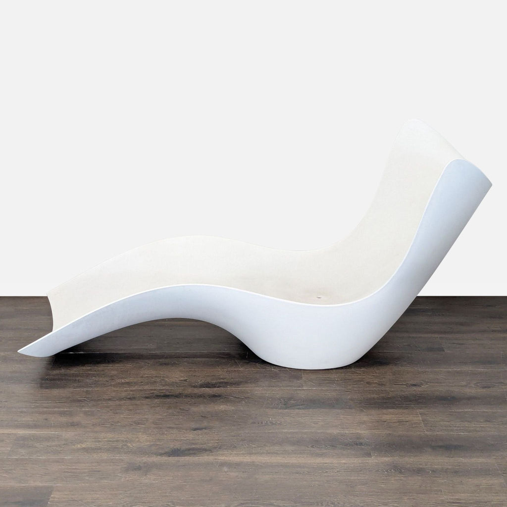 Vondom White Modern Lounge Chairs with Side Table – Set of 2