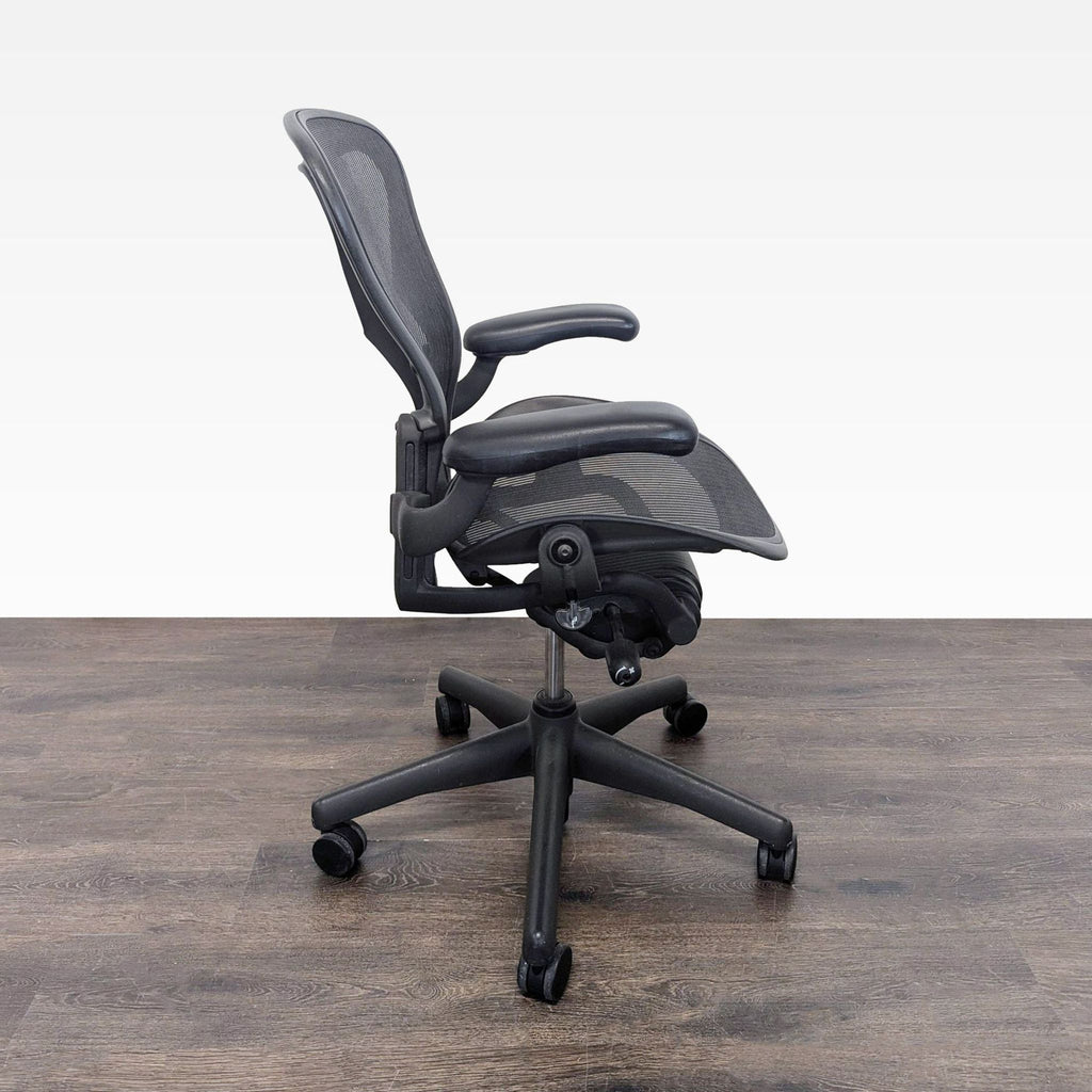 Herman Miller Aeron Ergonomic Mesh Office Chair - Adjustable Armrests