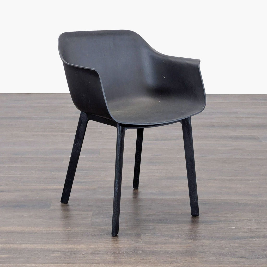 Resol chairs set of 6: black plastic with armrests, comfortable and suitable for modern spaces.