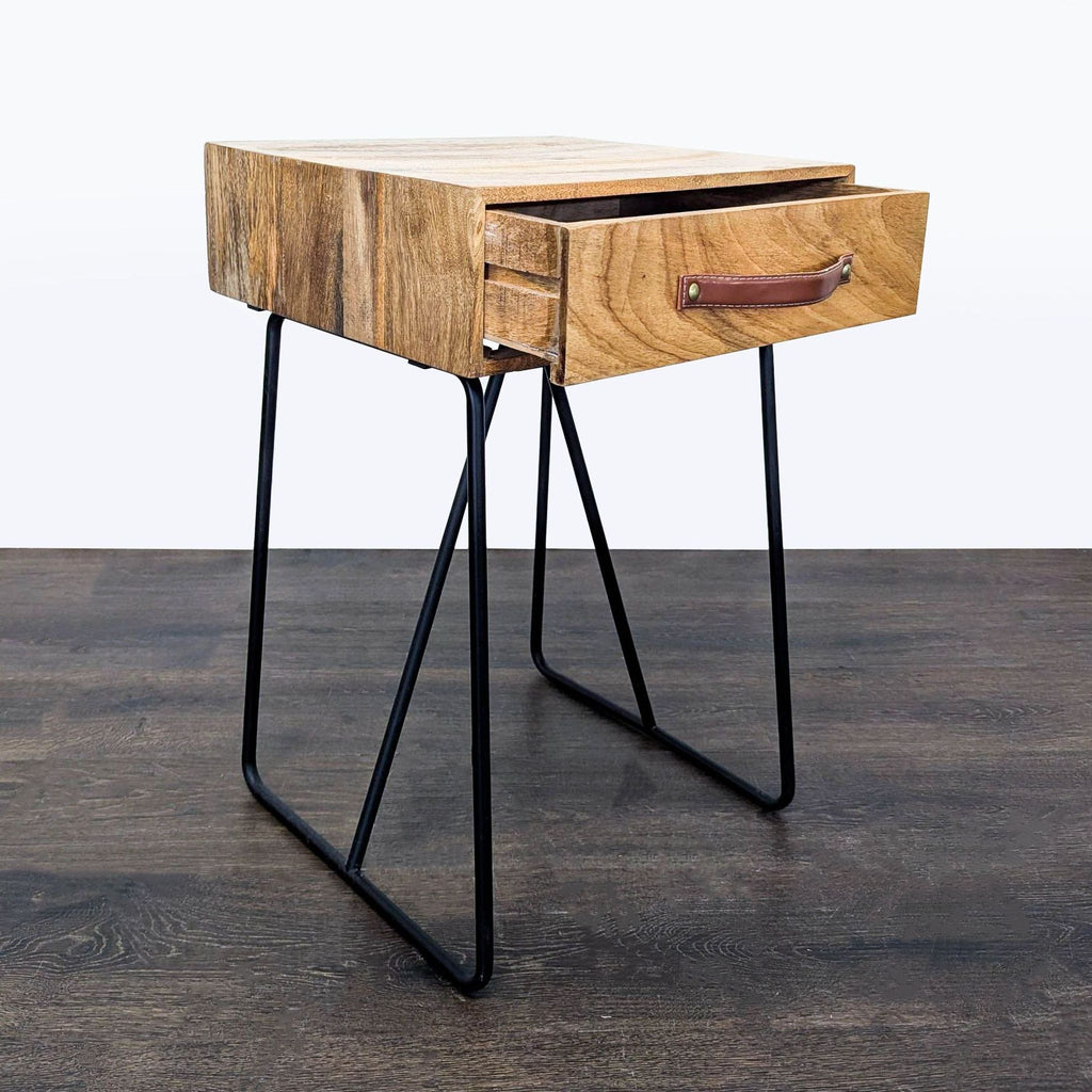 2. Compact end table crafted from Acacia wood, accented by a stylish leather handle.