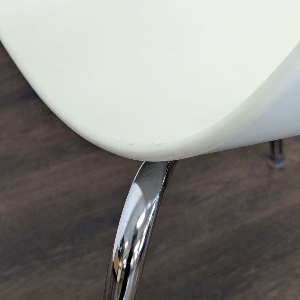 Sintesi Orbit chair, 1970s Italian design, white resin seat with simple steel tubing for the frame.