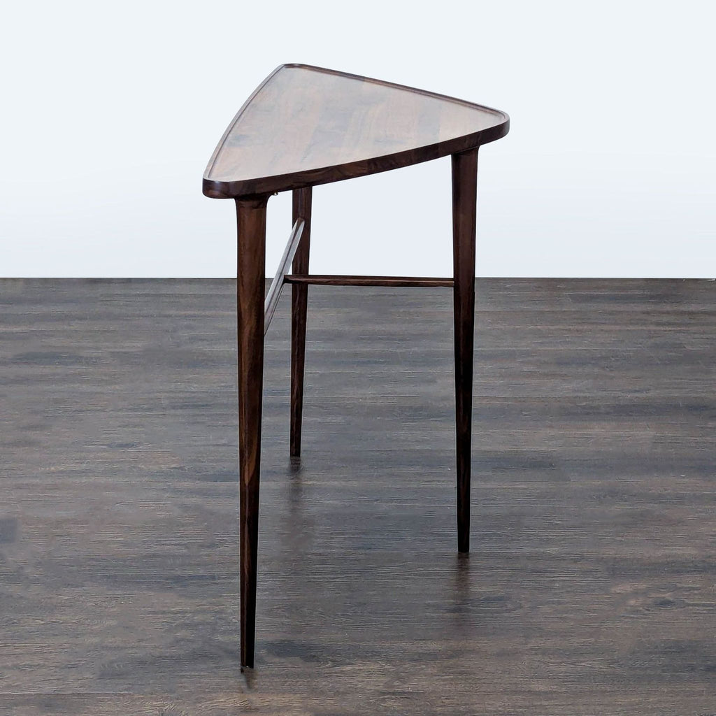 Joybird side table in walnut wood, triangular shape, rounded edges, and tapered legs for a retro look.