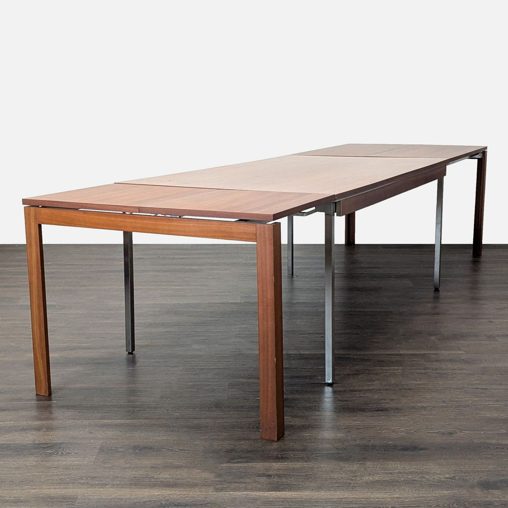 1. Modern Calligaris dining set featuring a sleek table and upholstered chairs, ideal for contemporary spaces.