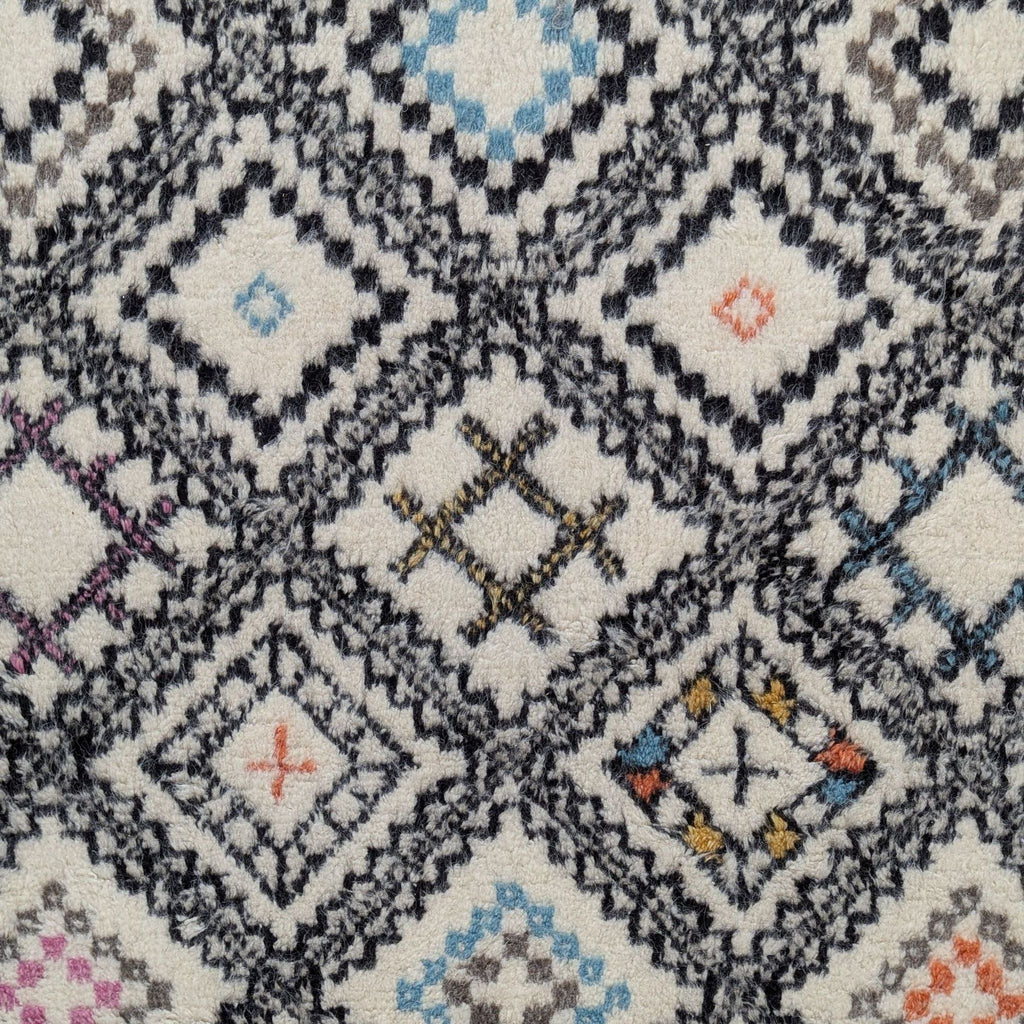 Safavieh KNY822A-5 Cream and Black Diamond Pattern Area Rug, 5x8