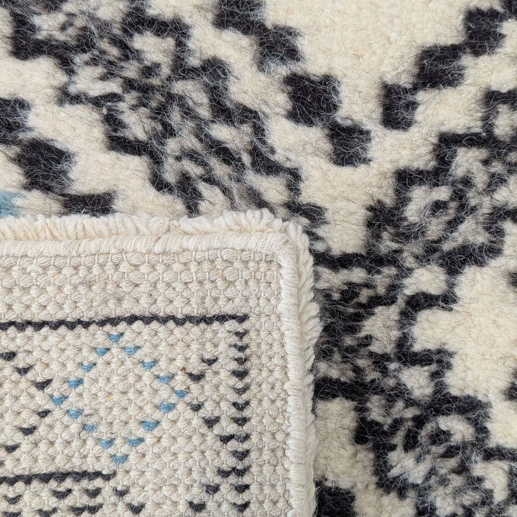 Safavieh KNY822A-5 Cream and Black Diamond Pattern Area Rug, 5x8
