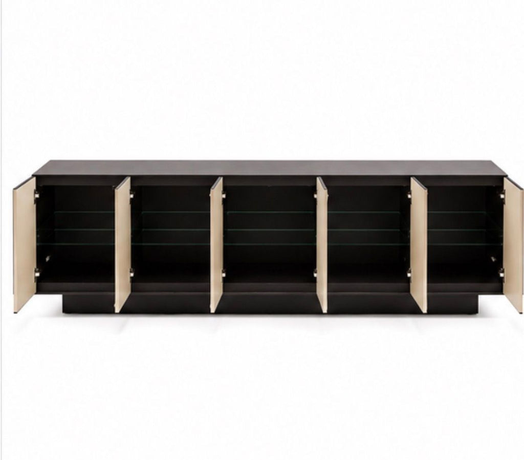 Minotti Credenza
2015
$8000
Glass shelves for Minotti Credenza