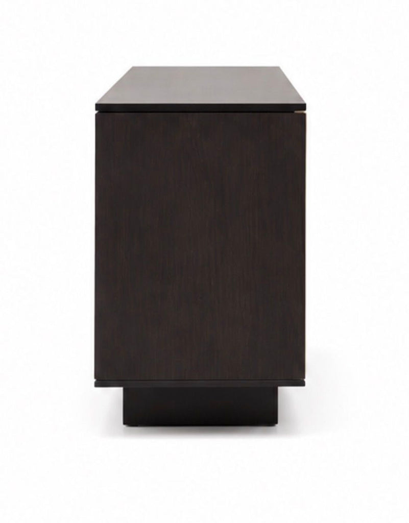 Minotti Credenza
2015
$8000
Glass shelves for Minotti Credenza
