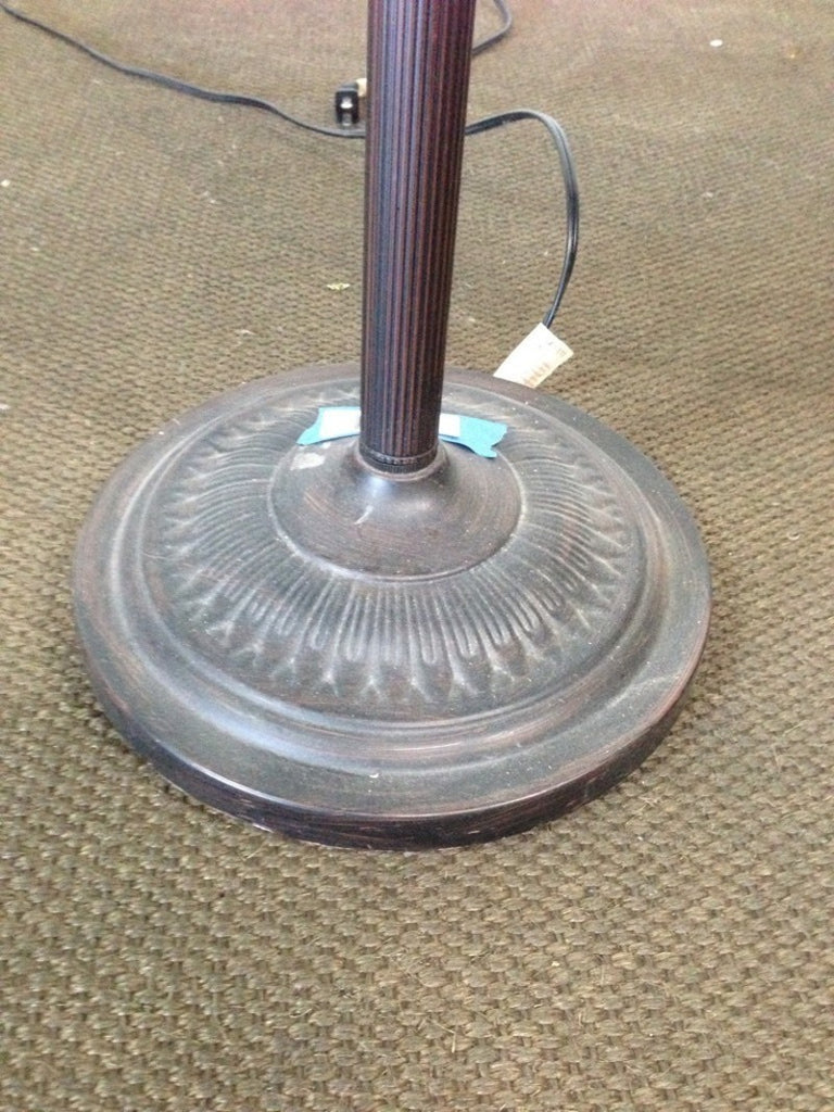 2. Close-up of the ornate base of a Reperch retro floor lamp, showing detailed vintage-style patterns and sturdy design.  