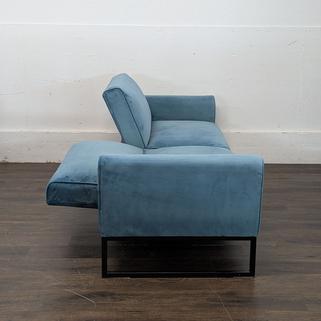 Teal velvet couch
Folds out to full size bed
