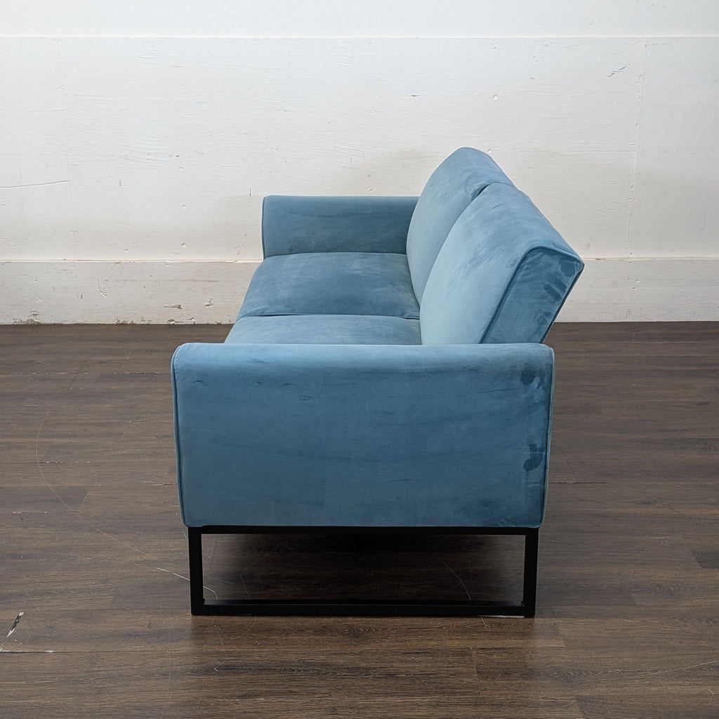 Teal velvet couch
Folds out to full size bed