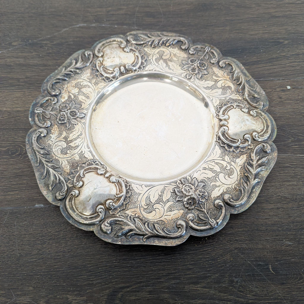 Certainly! However, I don’t see any uploaded images or a full description provided. Could you please upload the images or give the full description of the dishware item? This will help me craft the appropriate alt texts for you.