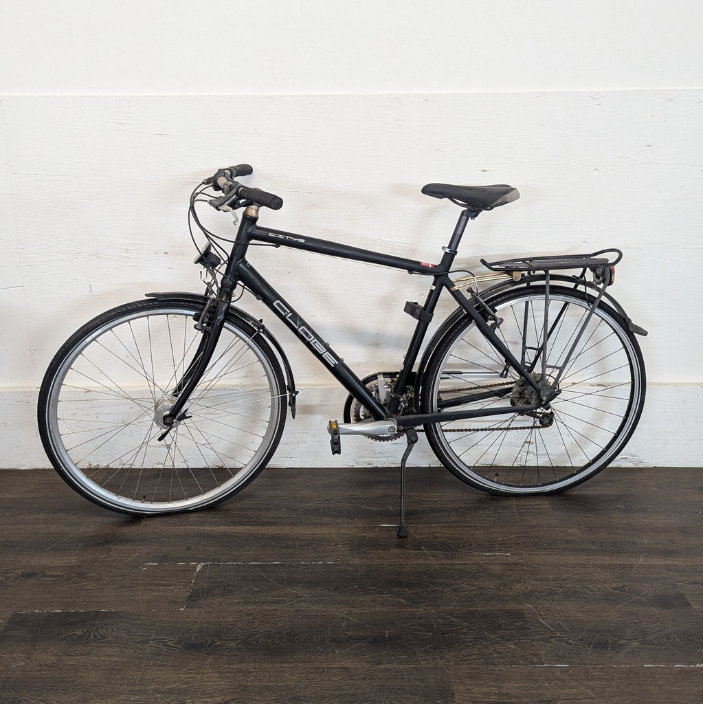 2007 Specialized Globe City 6.1 city/hybrid bicycle, gray frame, suitable for outdoor enthusiasts; needs tune-up.  