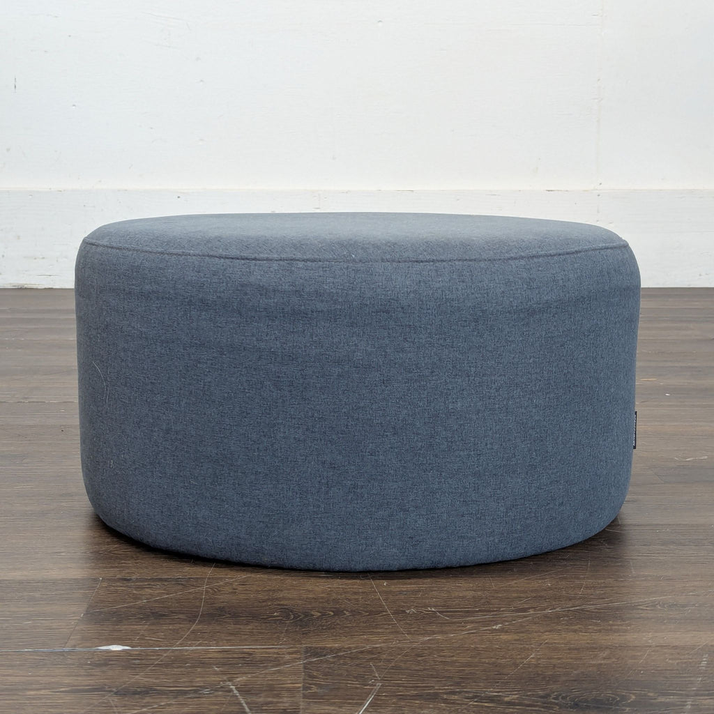 1. Modern upholstered ottoman with wooden legs, suitable for living rooms or bedrooms.  