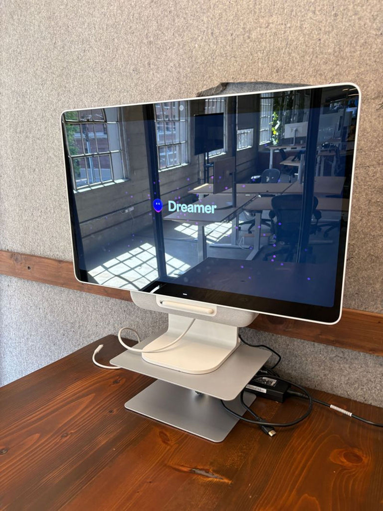 Certainly! However, I do not see the images or a description that detail what the item is. Could you please provide the images or a detailed description of the item in the "Monitors & Projectors" category? With that information, I can generate three concise alt text descriptions for you.