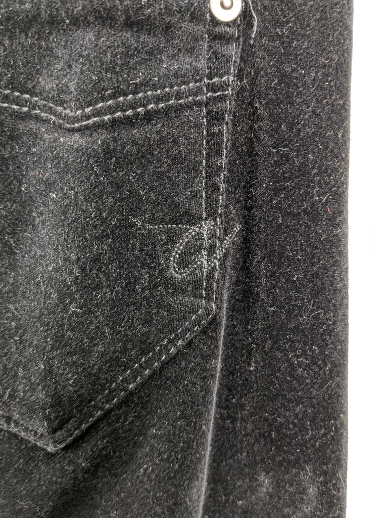 Detailed shot of a textured black pocket on Reperch women's jeans.